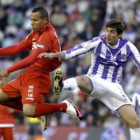 Sereno, a la derecha, pelea un balón con el delantero brasileño del Sevilla Luis Fabiano.
