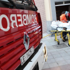 Una dotación de bomberos y los servocios de emergencia