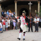El personaje de San Sebastián al inicio de la procesión a las puertas de la iglesia de San Juan.