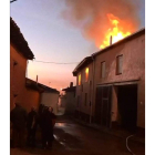 Las llamas asomaban por el tejado antes de llegar los bomberos. DL