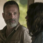 El actor Andrew Lincoln, junto a la actriz Lauren Cohan, en una escena de su último espisodio en la serie The walking dead.