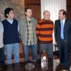 Los integrantes de Celtas Cortos entregaron ayer a Herrera un disco de platino