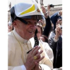Benedicto XVI no dudó en colocarse un casco de bombero