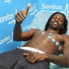 Emmanuel Adebayor, último fichaje del club, durante el reconocimiento médico.