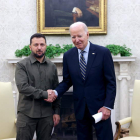 Volodímir Zelenski con Joe Biden en el despacho oval de la Casa Blanca. JULIA NIKHINSON / POOL