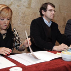 La presidenta del PP en León, Isabel Carrasco, y el secretario general en Castilla y León, Alfonso Fernández Mañueco, durante la celebración del comité provincial en León.