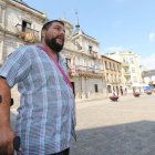 Nicusor Sali compareció en la plaza del Ayuntamiento. ANA F. BARREDO