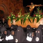 El Cristo Crucificado a su salida del santuario de Fátima ayer noche