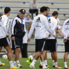 Carlo Ancelotti da instrucciones a sus jugadores durante un entrenamiento del Madrid.