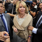 La presidenta del PP de Madrid, Esperanza Aguirre, en los juzgados de Plaza Castilla, junto a Beltrán Gutierrez Moliner (derecha).