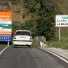 Un vehículo circula por la vía que conduce a los pueblos cabreireses de Silván y La Baña.