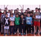 Imagen de familia de todos los jóvenes boxeadores participantes en el Campeonato Formas. DL