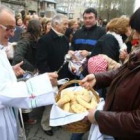 El párroco de Cacabelos bendijo los panes traídos por una multitud al Santuario de Las Angustias