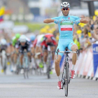 Vincenzo Nibali celebra su victoria.