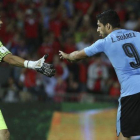 Luis Suárez felicita a Claudio Bravo después de que el meta le haya parado un penalti en el Chile-Uruguay.