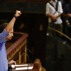 Pablo Iglesias levanta el puño, en la tribuna del Congreso.