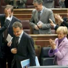 Zapatero, junto a algunos miembros del Ejecutivo y el portavoz económico que celebran la votación