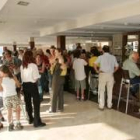 Arriba el nuevo edificio social. Abajo, un instante de la inauguración