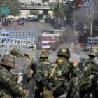 Manifestantes antigubernamentales queman neumáticos junto a varios autobuses públicos