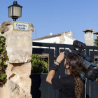 Un cámara graba imágenes de la vivienda de los Gañalons Sureda.