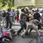 Ciudadanos nigerianos se enfrentan a los efectivos antidisturbios de la policía nacional.