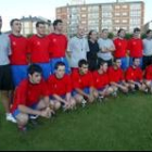 Los rojiblancos presentaron a quince jugadores, que posaron con el cuerpo técnico y el presidente