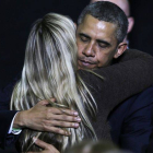 Barack Obama abraza a una familiar de una víctima de la matanza de Newtown, el lunes, en Hartford (Connecticut).