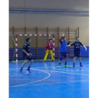 Un momento del derbi entre los dos equipos leoneses. DL