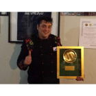 Juan Carlos Aldonza, con su ‘Plato de Oro’, ayer.