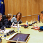 El portavoz del PSOE en el Congreso, Patxi López, conversa con la secretaria de Igualdad de la Ejecutiva Federal del PSOE y diputada nacional, Andrea Fernández, en el Congreso de los Diputados el pasado marzo. CHEMA MOYA / EFE