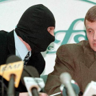 El coronel del Servicio de Seguridad Federal rusa Alexander Litvinenko (derecha) y un colega enmascarado (izquierda) en una rueda de prensa el 17 de noviembre de 1998.