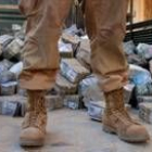 Un soldado custodia billetes iraquíes saqueados por los ciudadanos en la guerra de Irak