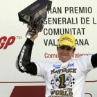 Maverick Viñales celebra en el podio de Cheste el título de campeón del mundo de Moto3.