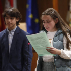 Dos jóvenes, Álvaro García-Valenzuela y Paula Corcoba García, leyeron la Constitución. L. DE LA MATA