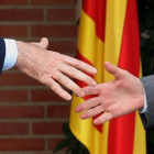Las manos de los presidentes Mariano Rajoy y Artur Mas antes de estrecharse en septiembre de 2012, la última reunión pública que protagonizaron.