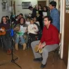 El coro juvenil de la parroquia de Santa Marta amenizó el programa con su actuación en directo