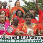 Militantes de derechos humanos protestan contra la ineficacia del Gobierno de Nigeria.