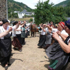 Mujeres tsanianiegas realizando el baile del país.