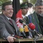 Schröder junto al presidente interino afgano , Hamid Karzai, ayer en Kabul