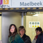 Pasajeros saliendo de la estación de metro de Maelbeek, en Bruselas, tras más de un mes de trabajos de reconstrucción.