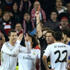 Ayza Gámez señala el camino de los vestuarios entre las protestas de jugadores del Madrid, en el partido de Liga disputado en San Mamés.