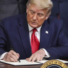 Donald Trump firma una resolución. OLIVER CONTRERAS