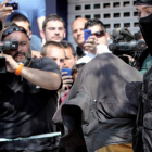 Agentes de la Guardia Civil trasladan al presunto miembro de Al Qaeda detenido en Valencia.