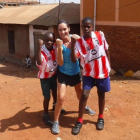 Patricia Campos Doménech, junto a dos niños, en Kajjansi, una pequeña aldea de Uganda donde lleva a cabo su labor solidaria.
