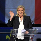 Marine Le Pen muestra su euforia al conocerse los primeros resultados, en Henin-Beaumont, este domingo.