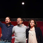 Iglesias, Xavier Domènech y Ada Colau, en el acto de ayer. ALEJANDRO GARCÍA