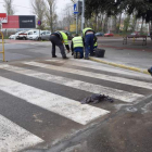 Los operarios municipales trabajan en el nuevo sistema.