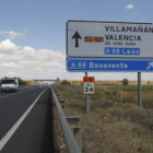 En el cruce de la CL-621 se produjo el accidente que costó la vida al motorista en Villamañán.