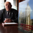 El escritor y profesor ya retirado Matías Díez Alonso, con su nuevo libro.