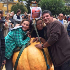 Los productores posan orgullosos junto al ejemplar ganador del concurso de calabazas. DL